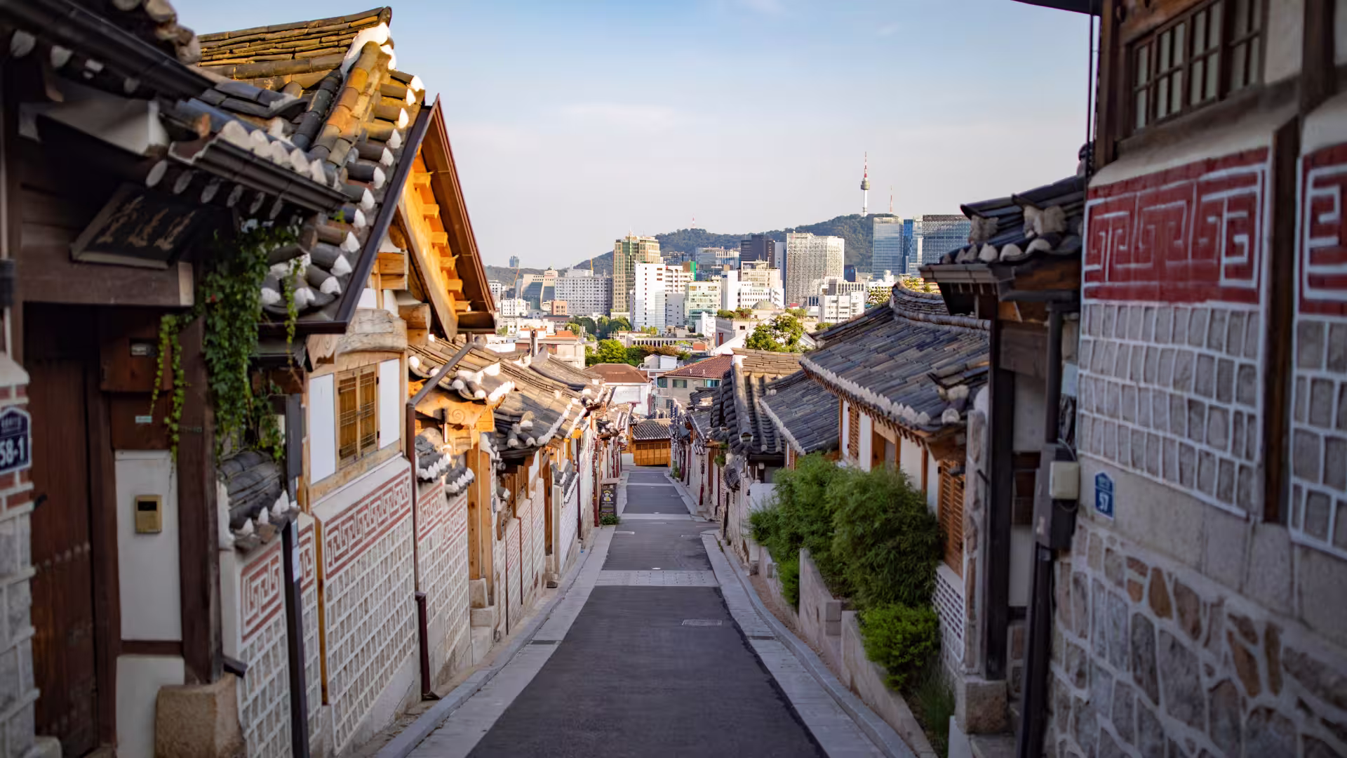 Techos tradicionales de tejas de Bukchon Hanok Village en Seúl