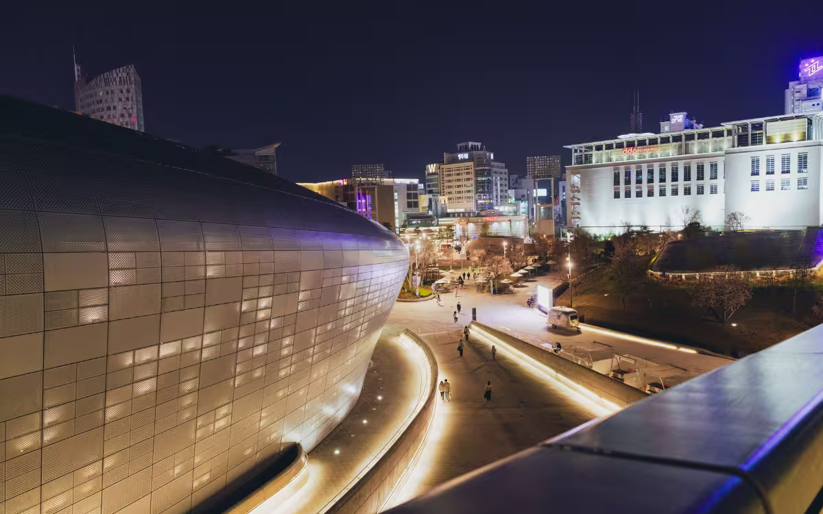 Dongdaemun Design Plaza iluminado de noche en Seúl