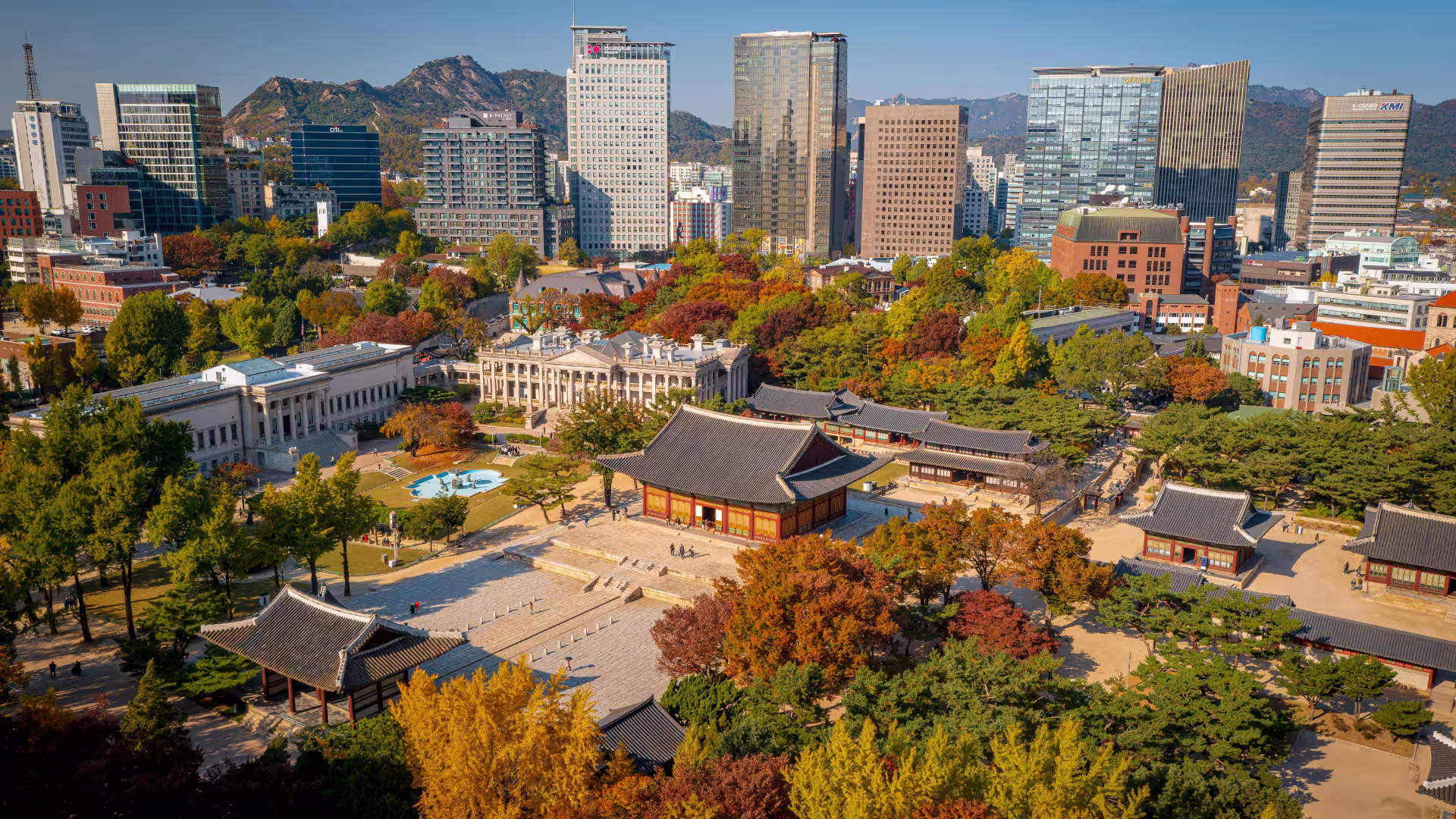 Palacio Deoksugung en Seúl con la fachada neoclásica del Seokjojeon