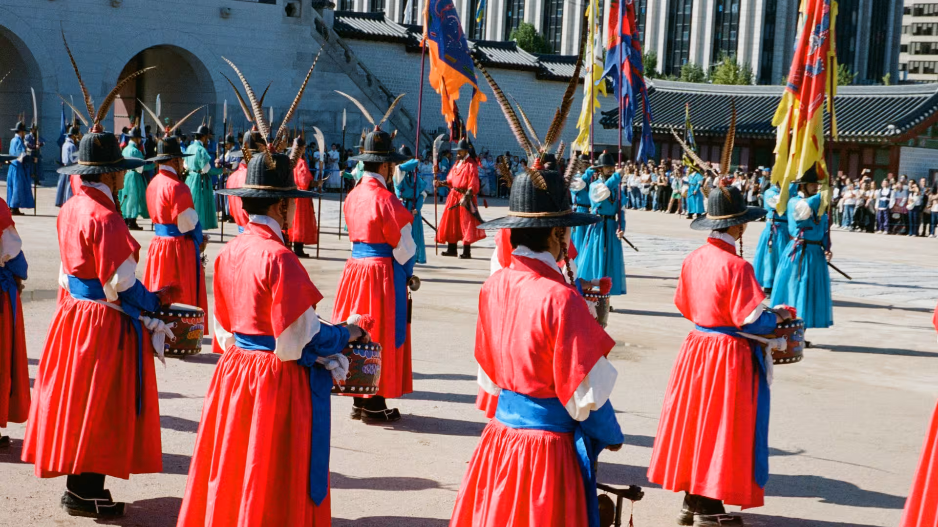 Guardias reales en uniforme tradicional durante la ceremonia del cambio de guardia frente a la puerta Gwanghwamun