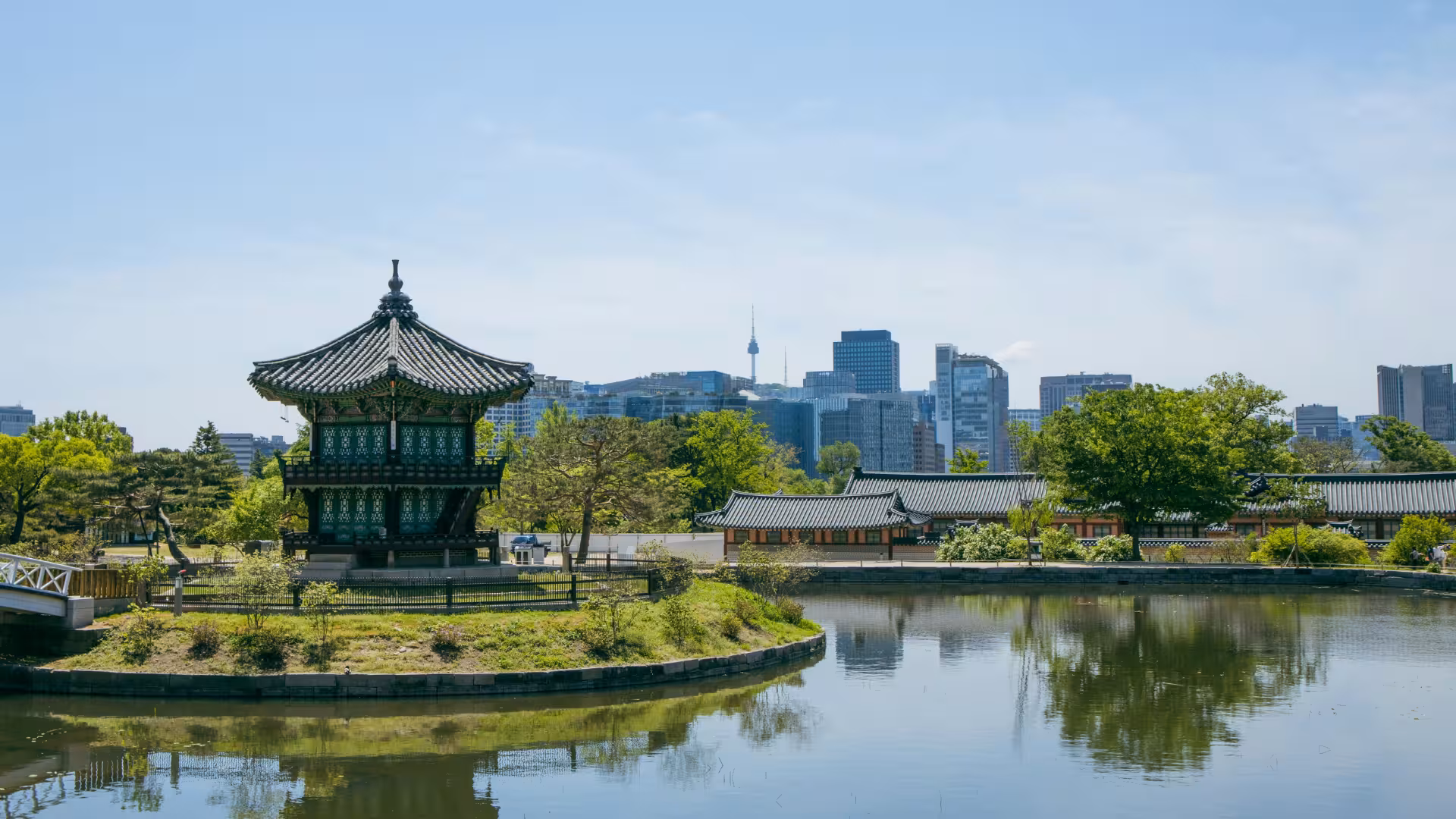 Centro de información turística dentro del Palacio Gyeongbokgung junto a la puerta Heungnyemun