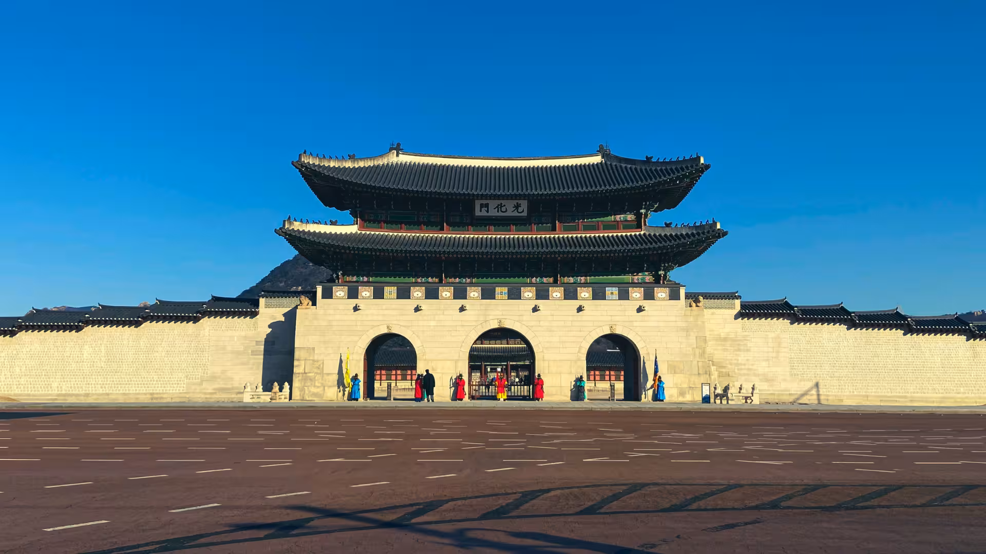 Fachada del Palacio Gyeongbokgung con la puerta Gwanghwamun en un día despejado
