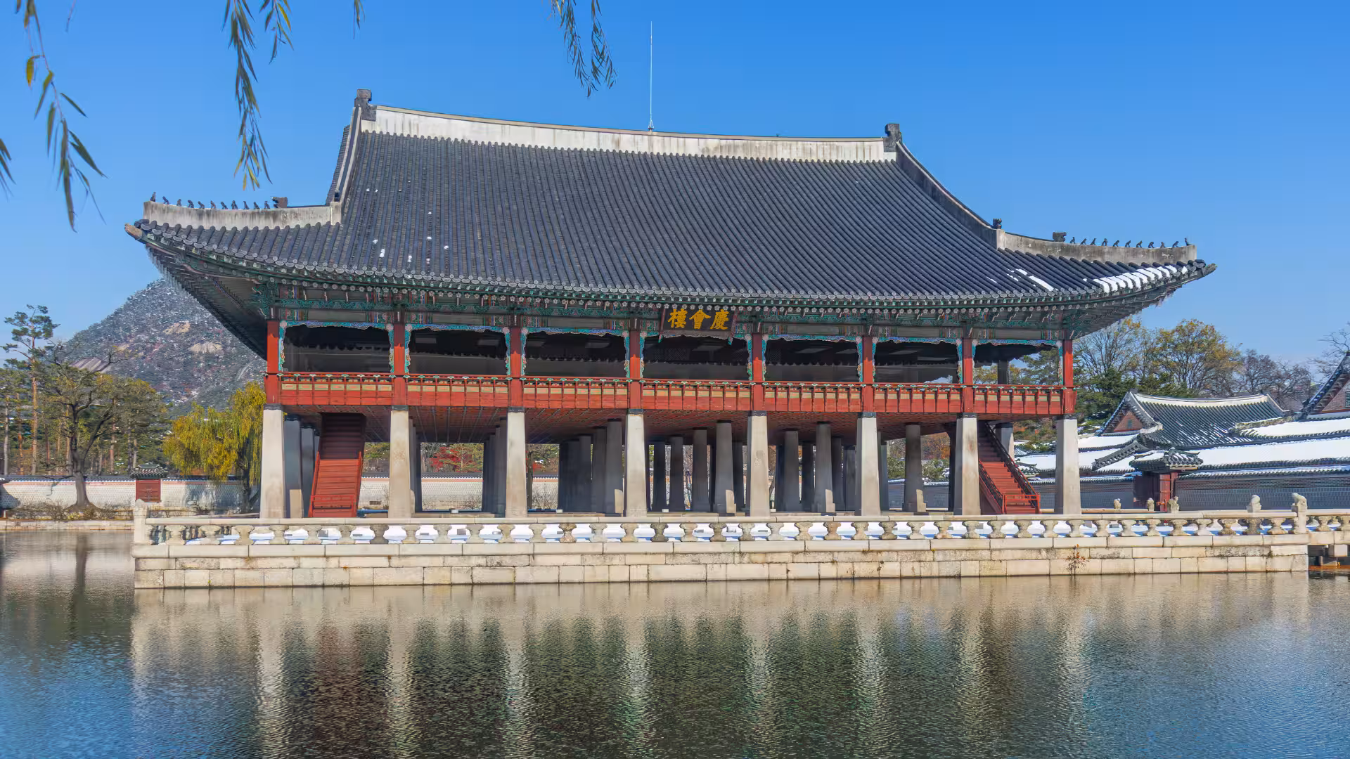 Pabellón Gyeonghoeru reflejado en el estanque dentro del Palacio Gyeongbokgung