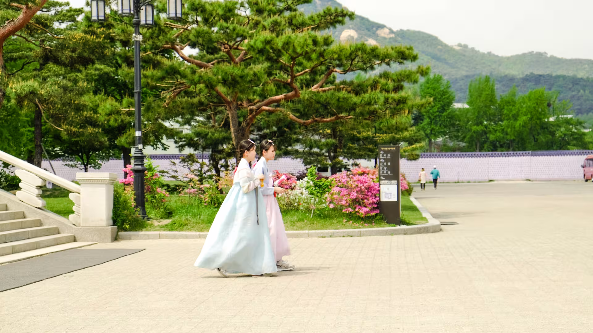 Turistas vestidos con hanbok tradicional caminando dentro del Palacio Gyeongbokgung