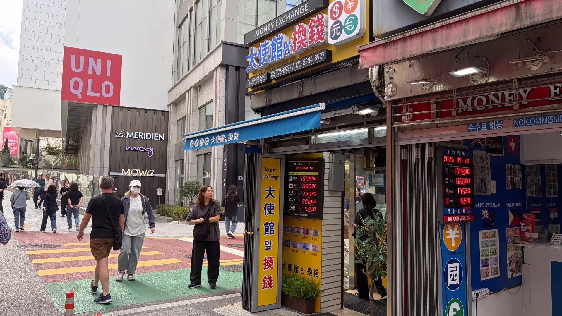Zona de casas de cambio en Myeongdong, Seúl, frente a la embajada de China