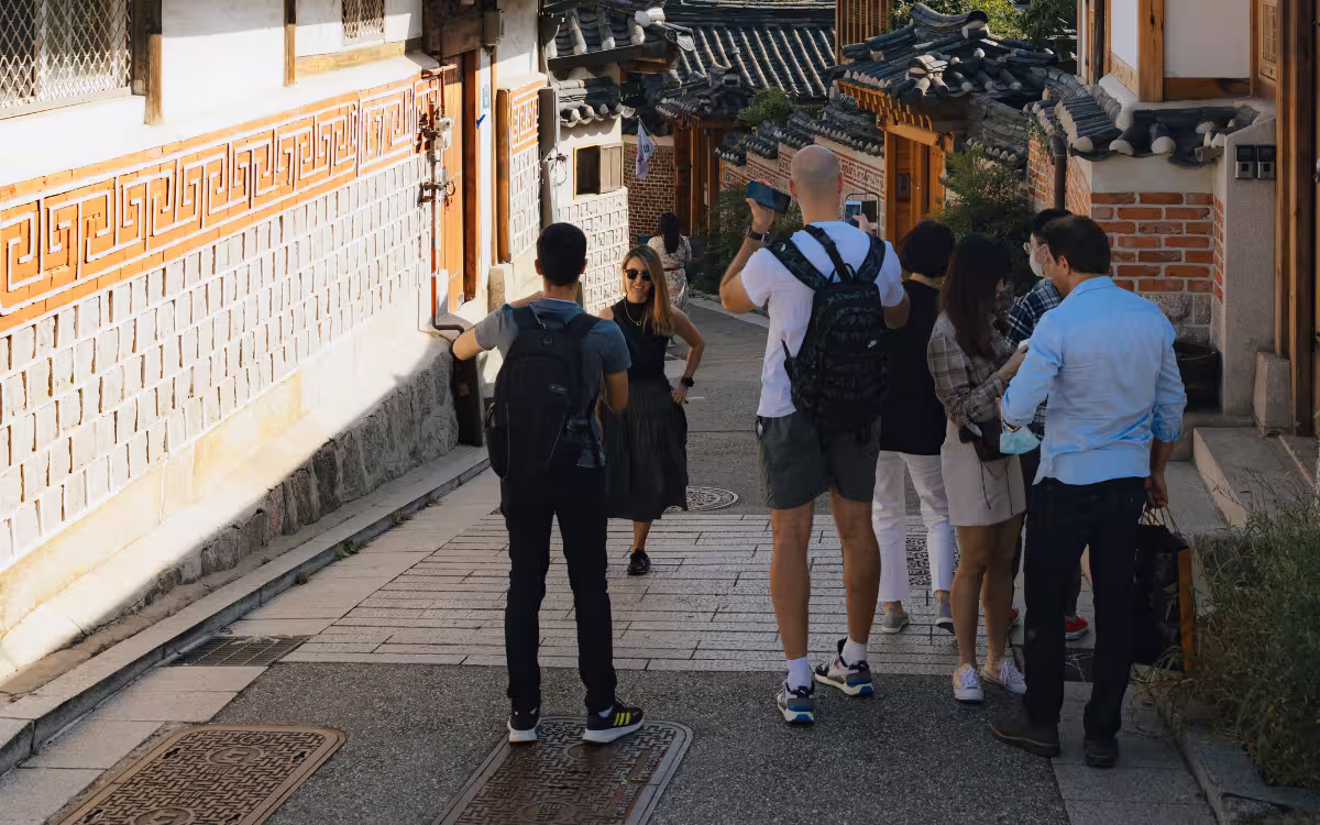 Callejón tranquilo de Bukchon Hanok Village con algunos turistas
