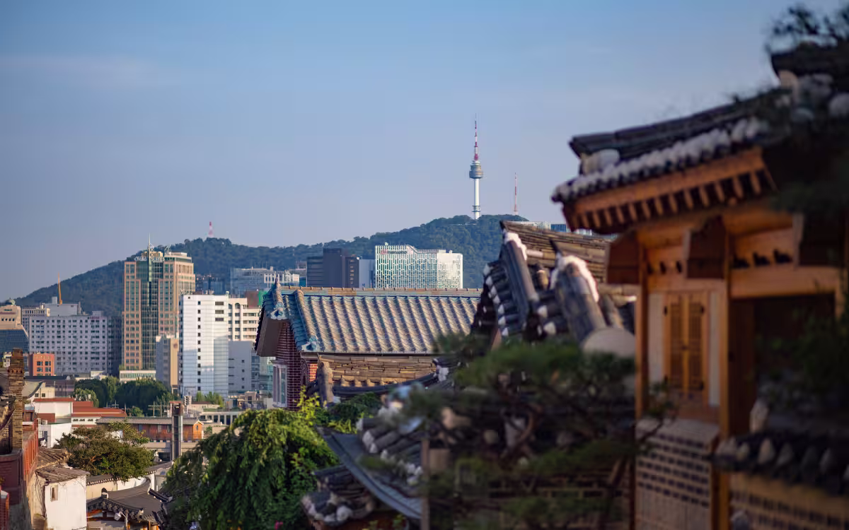 Vista de los techos tradicionales de tejas desde uno de los miradores de Bukchon Hanok Village