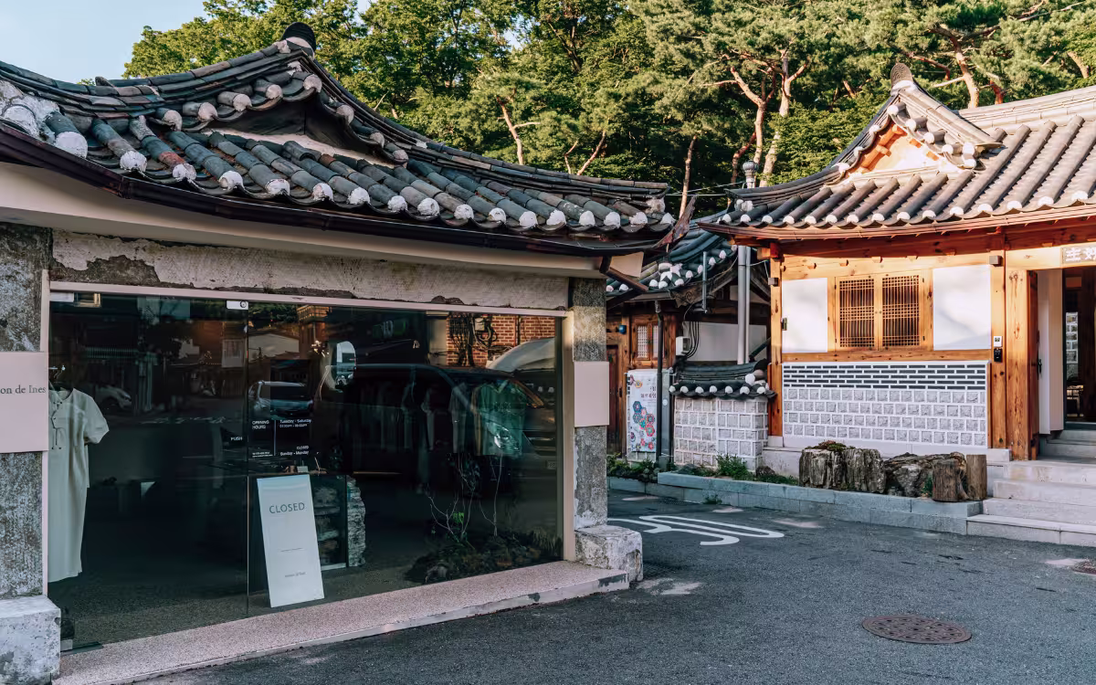 Tiendas en el Bukchon Hanok Village que preservan la arquitectura hanok