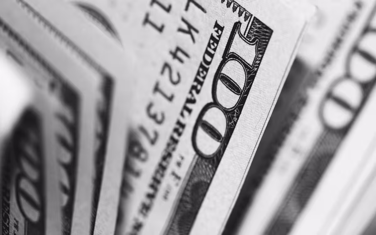 Billetes de 100 dólares estadounidenses sobre una mesa