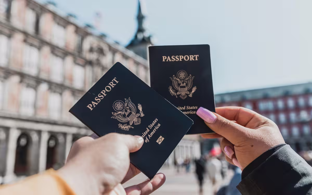 Pasaporte y efectivo listos para un trámite de cambio de divisas