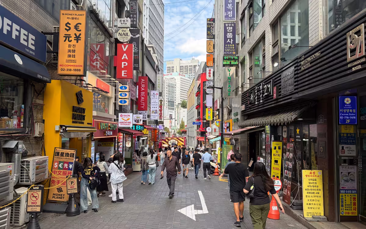 Pizarra con tasas de cambio publicadas afuera de una casa de cambio en Myeongdong