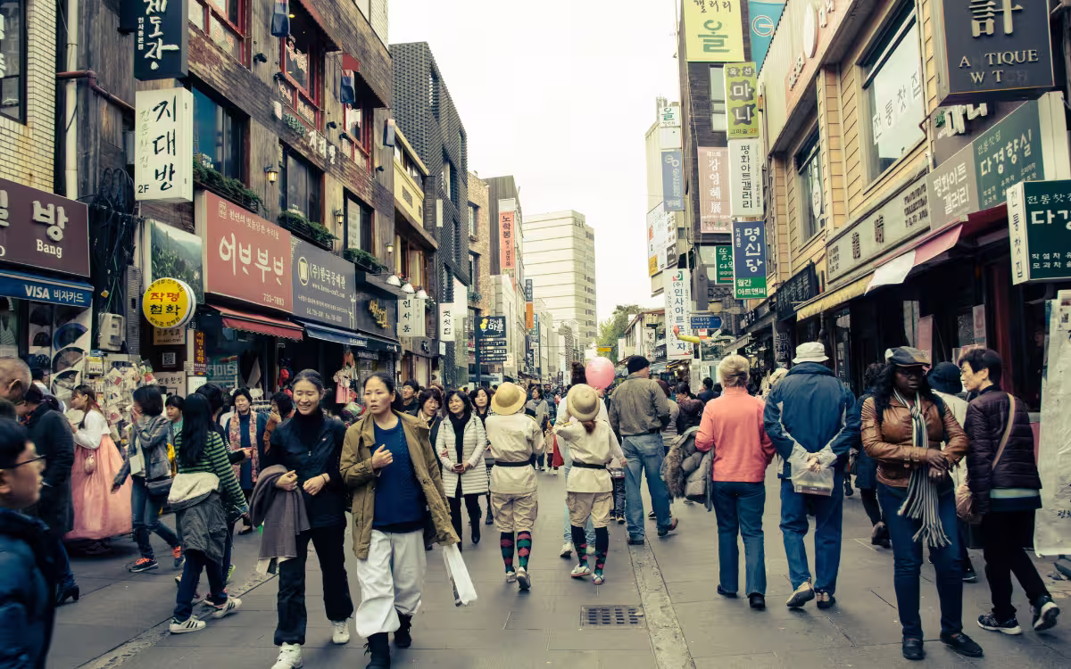 Calle principal de Insadong-gil llena de gente caminando sin autos en Seúl