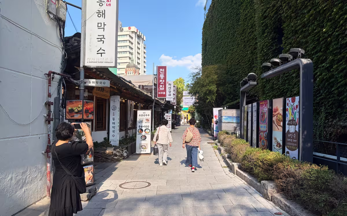 Callejón lateral tranquilo con talleres de artesanos en Insadong, Seúl
