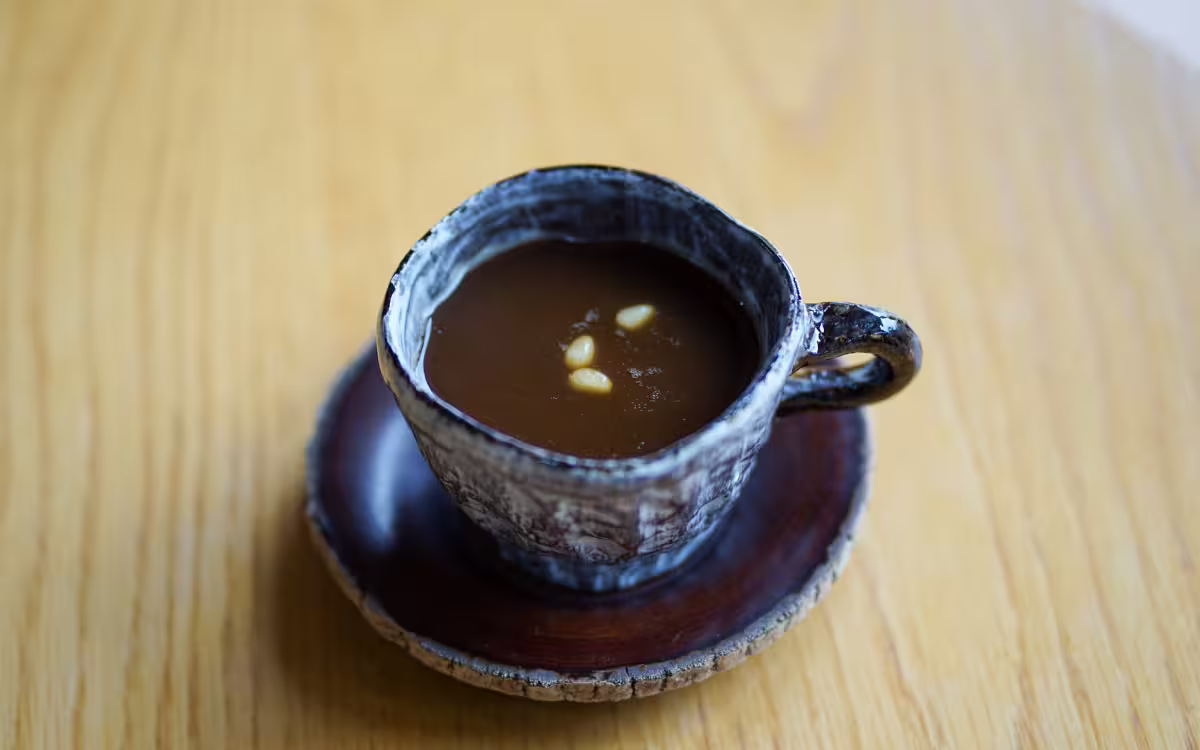 Casa de té tradicional coreana en Insadong con decoración clásica