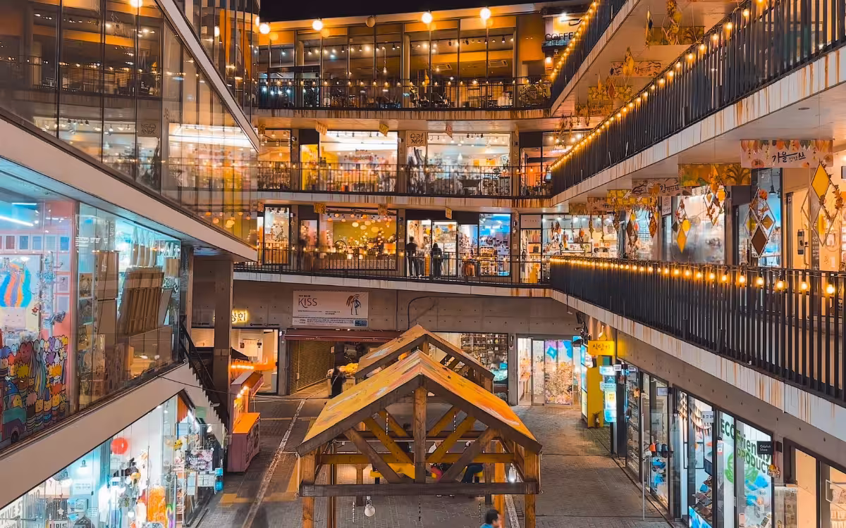 Rampa en espiral del centro comercial Ssamziegil en Insadong, Seúl