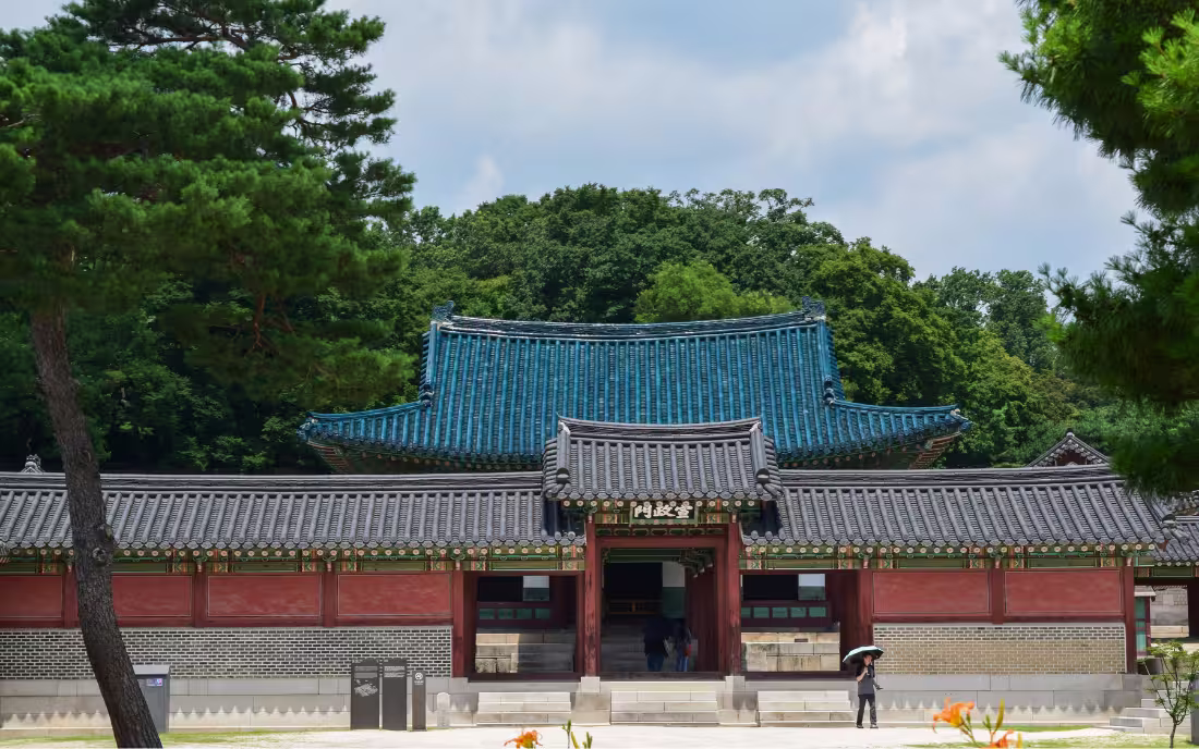 Punto de información con código QR para audioguía en el Palacio Changdeokgung