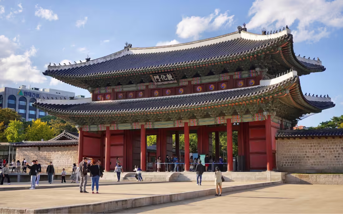Puerta Donhwamun, entrada principal del Palacio Changdeokgung en Seúl