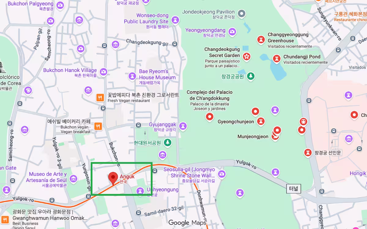 Entrada de la estación de metro Anguk, línea 3, cerca del Palacio Changdeokgung en Seúl