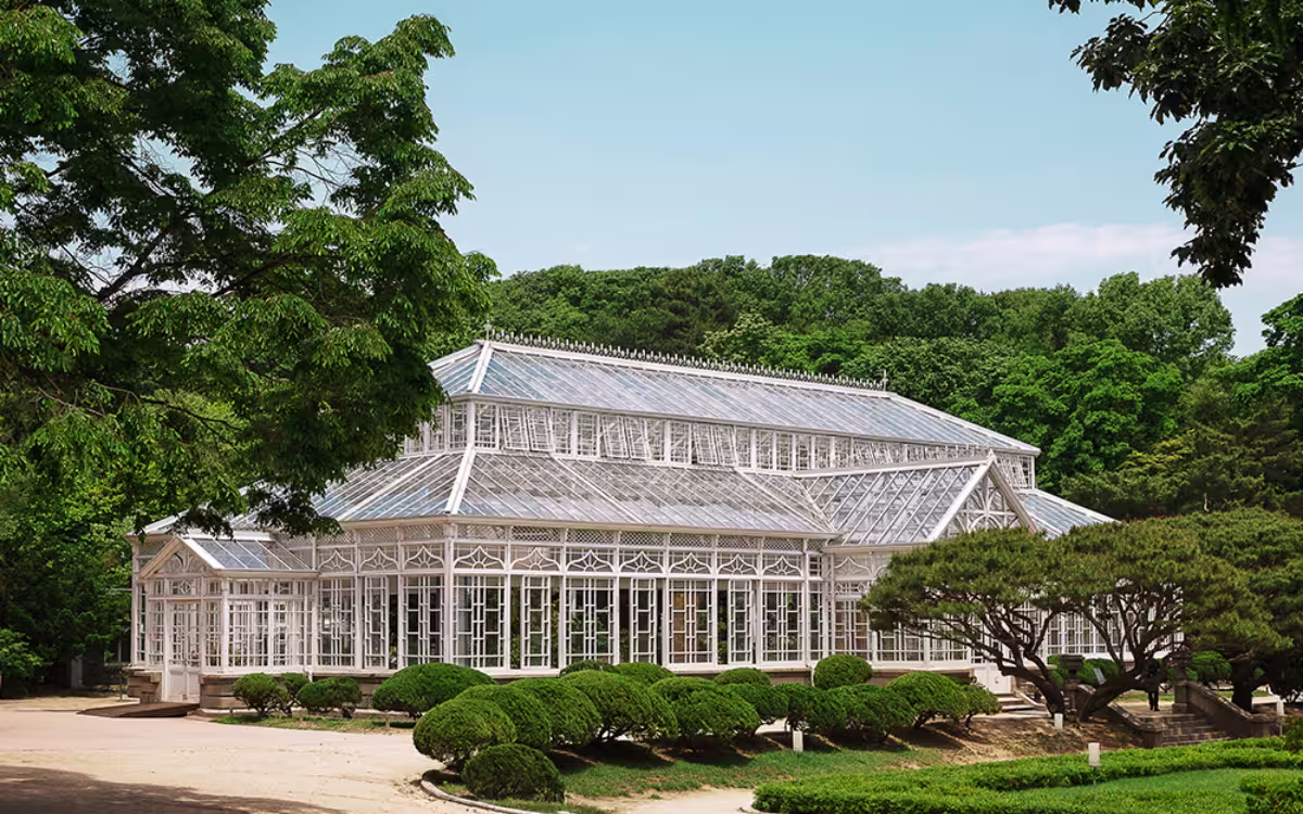 Fachada del Gran Invernadero Daeonsil en el Palacio Changgyeonggung, Seúl