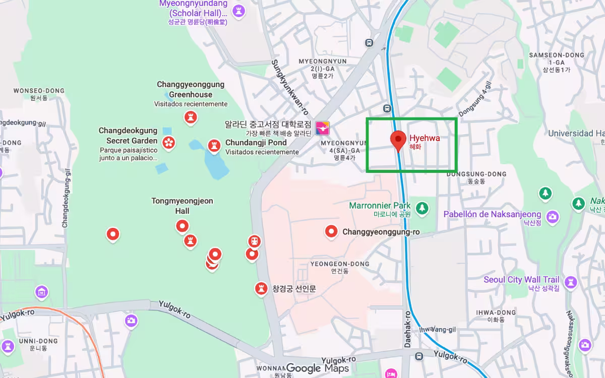 Entrada de la estación de metro Hyehwa, línea 4, cerca del Palacio Changgyeonggung en Seúl