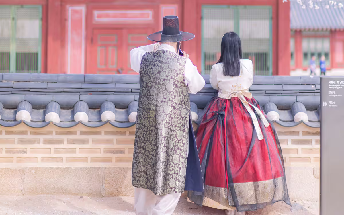 Turistas vestidos con hanbok tradicional frente al Palacio Deoksugung, Seúl