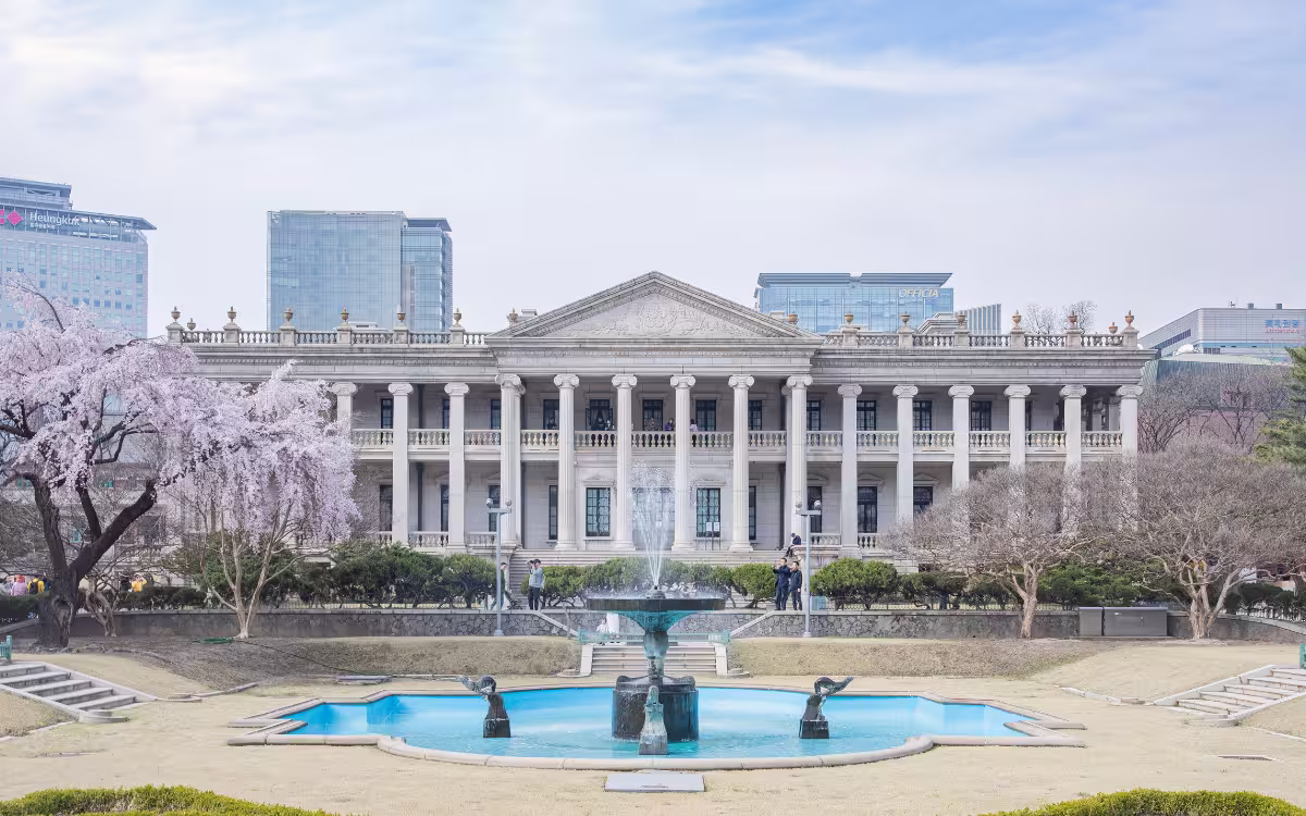 Fachada neoclásica del Seokjojeon en el Palacio Deoksugung, Seúl