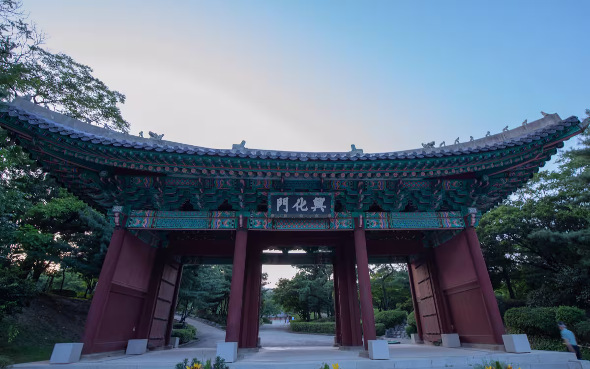 Puerta Heunghwamun, entrada principal del Palacio Gyeonghuigung en Seúl