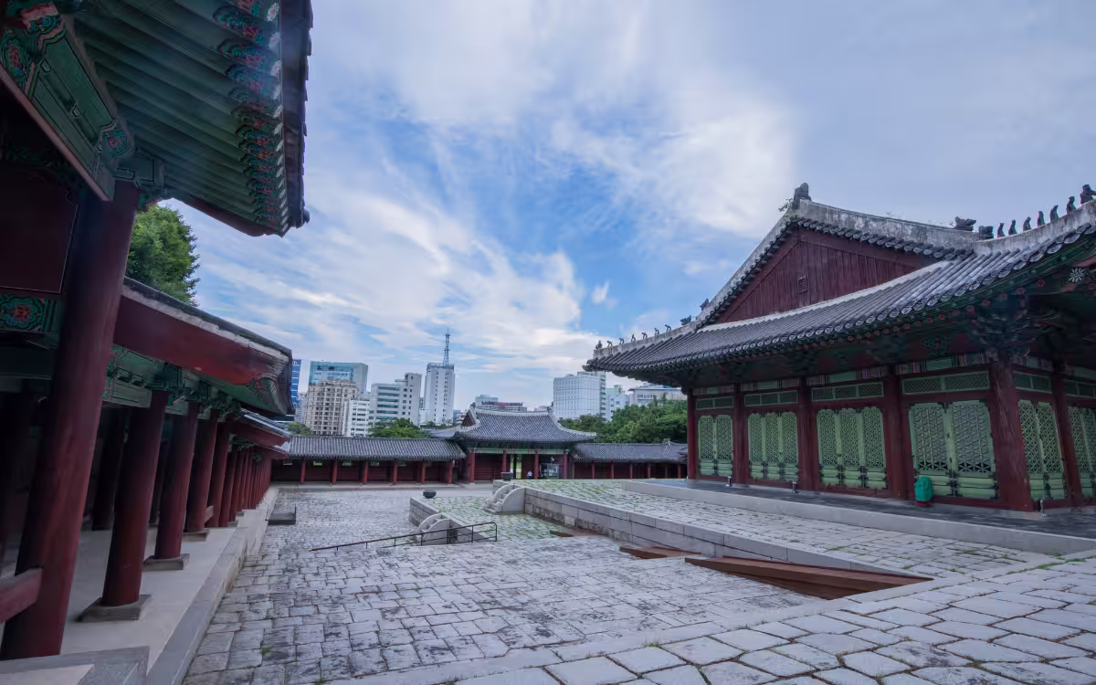 Sendero boscoso y tranquilo dentro del Palacio Gyeonghuigung, Seúl