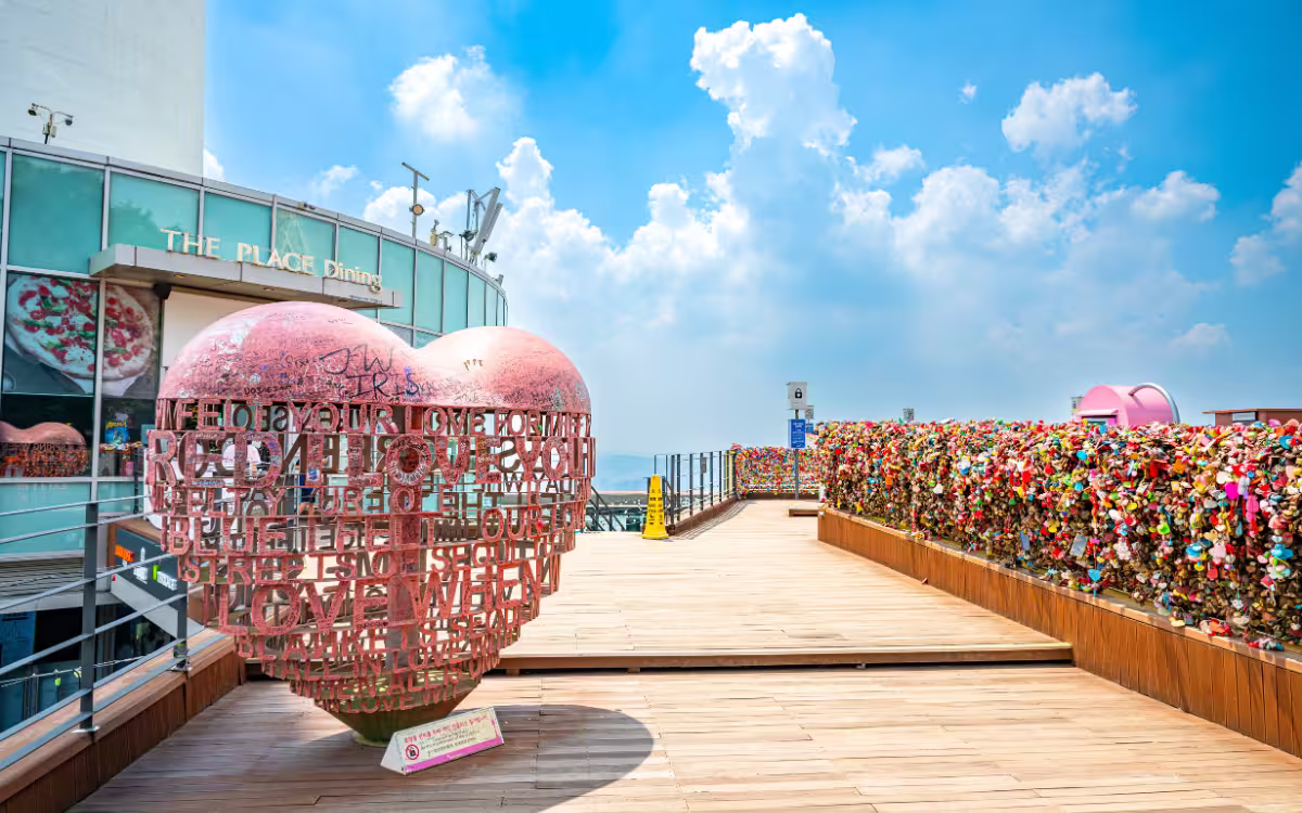Rejas cubiertas de candados del amor en la Torre Namsan, Seúl