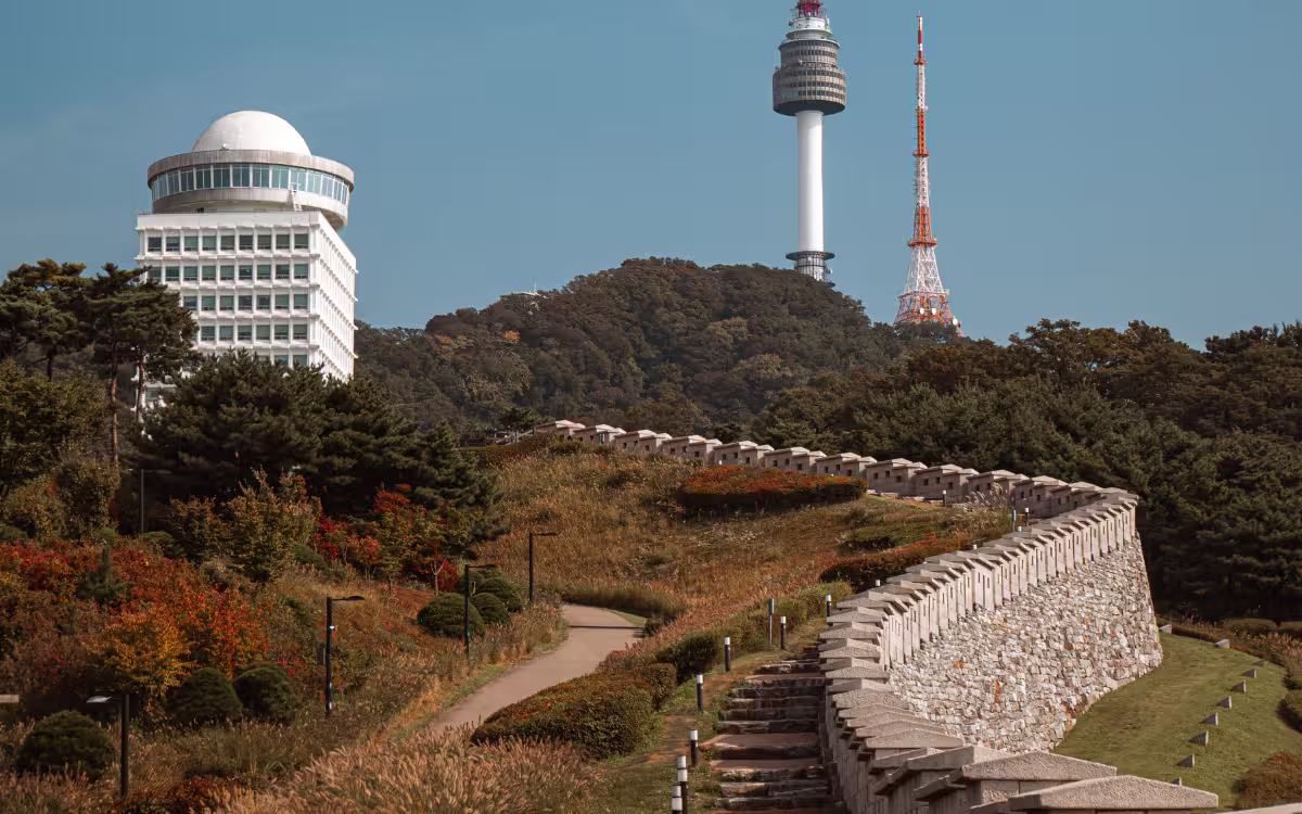 Senderos del Parque Namsan cerca de la Torre Namsan en Seúl
