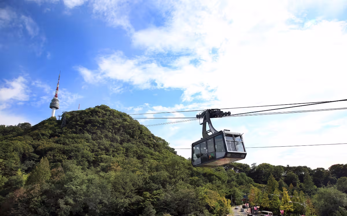 Teleférico de la torre Namsan transportando personas hacia arriba y abajo.