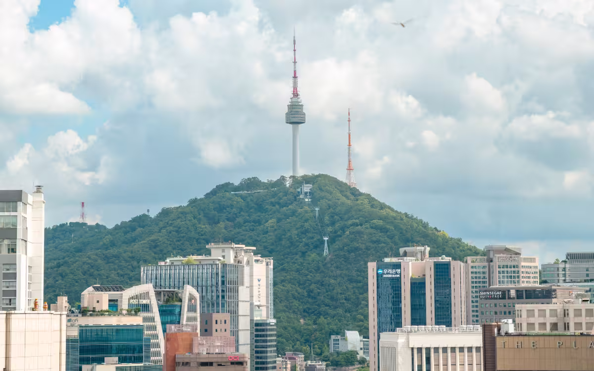 Torre Namsan (N Seoul Tower) vista desde el parque durante el día en Seúl