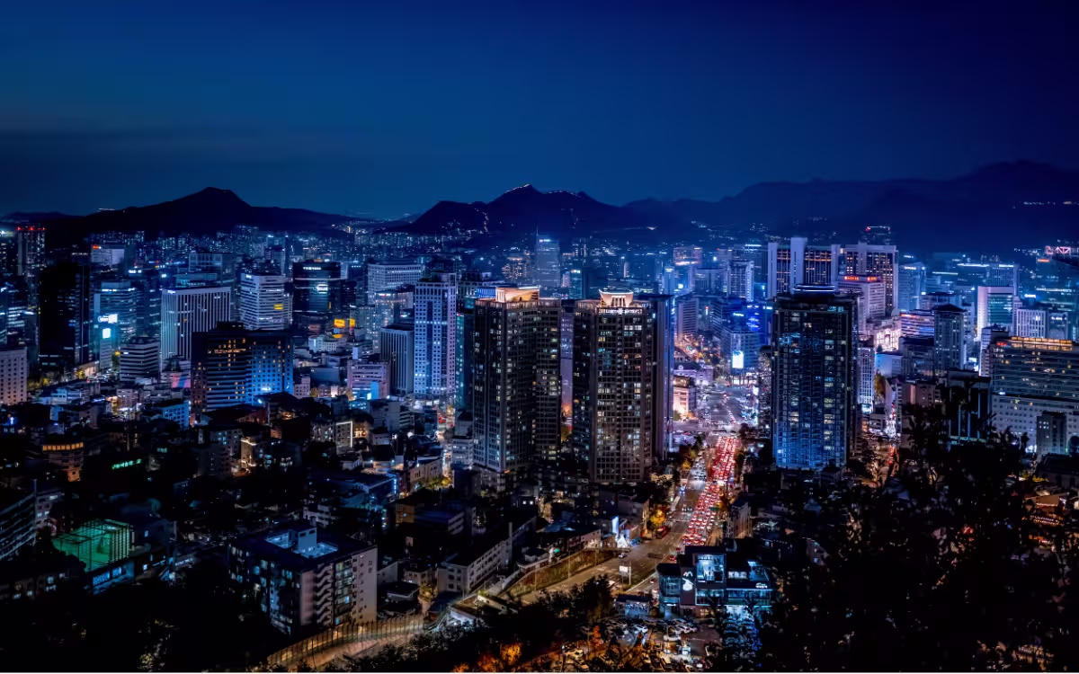 Vista nocturna de Seúl iluminado desde la Torre Namsan